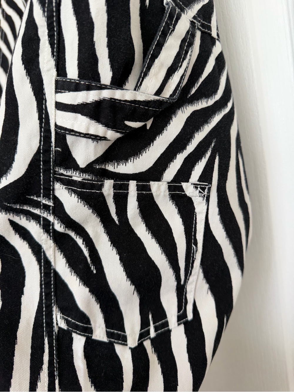 Like New Women’s BDG Zebra Print Carpenter Jeans size 28 / US 6 - Picture 3 of 4